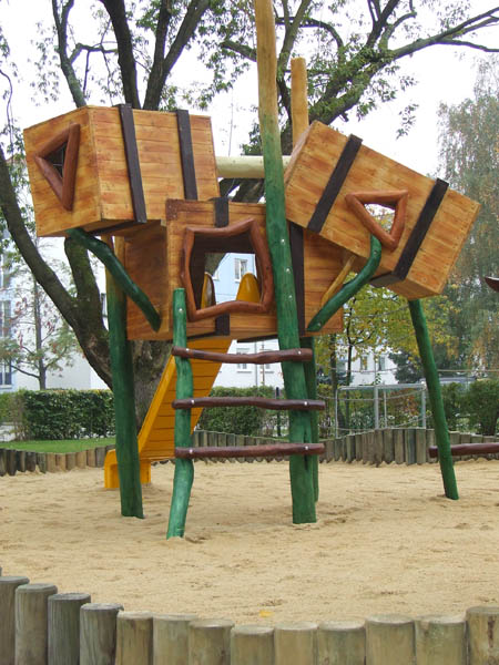 Spielanlage in Hoyerswerda - Holzdesign Niesky, Spielhaus, Spielburg